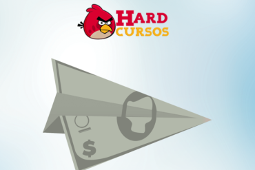 Lucas Cardoso, criador do curso Milionário com Passagens Aéreas, sorrindo e apontando para um gráfico de sucesso.