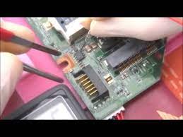 Claudio Silva ensinando leitura de esquema elétrico de notebook com diagramas e componentes.