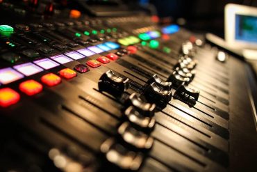 Capa do curso Lucrando com Músicas de Rodrigo Barros com detalhes de download