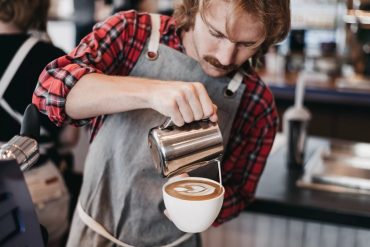Barista profissional preparando café especial com equipamento moderno