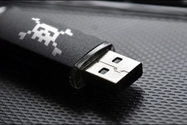 Imagem de um pendrive com ícone de segurança digital e símbolo de hack, representando o curso Pendrive Hacker.