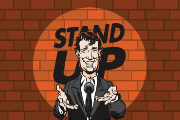 Palco de Stand-Up com microfone iluminado e homem comediante animado