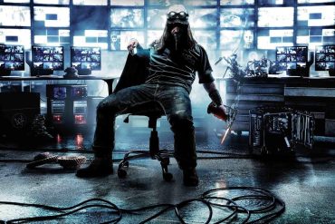 Estudante focado em tela de computador com código Linux, símbolo de hacker ao fundo
