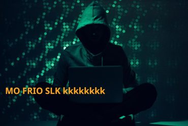 Estudante focado aprendendo sobre Hacking de APIs REST em um laptop