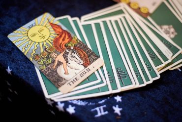Curso de Tarot com Magia Natural de Pri Ferraz - Carta de Tarot com elementos naturais