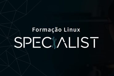 Estudante focado em tela de computador com símbolo do Linux em destaque, demonstrando aprendizado na formação 4Linux Specialist.
