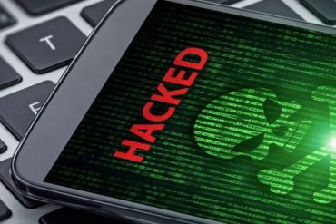 Ilustração abstrata de um cadeado digital em um smartphone Android, representando o curso Android Hacking GuardWeb