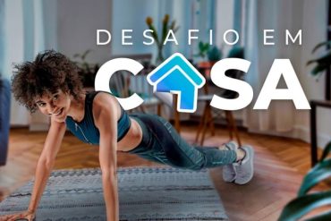 Pessoa treinando em casa com aplicativo BTFIT em tela de celular.