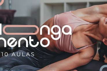 Pessoa realizando alongamento com foco em flexibilidade, programa BTFIT.