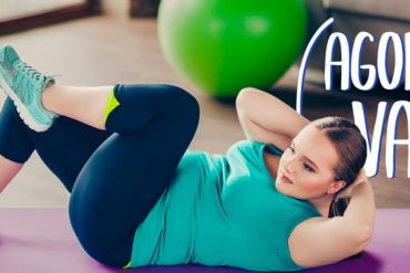 Homem e mulher treinando em casa com o curso BTFIT, demonstrando saúde e bem-estar.