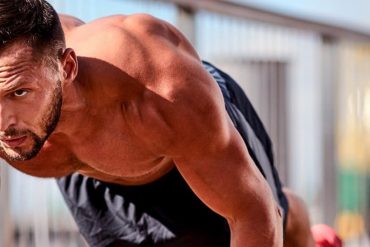Homem musculoso treinando intensamente com o logo do curso 7 Dias Insanos BTFIT