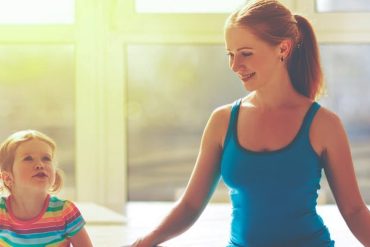 Mulher ativa treinando em casa com o curso Mamãe Fitness BTFIT