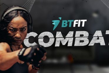 Homem musculoso demonstrando exercício de combate com fundo de academia moderno, com foco em força e performance