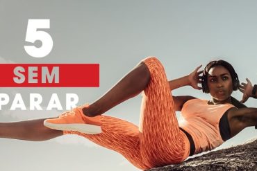 Homem praticando exercício físico intenso com foco em performance física, título do curso 5 Dias Sem Parar BTFIT.