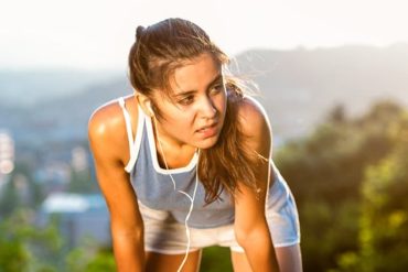 Homem e mulher com corpos atléticos celebrando a conquista do programa Seca Tudo em 5 Dias BTFIT