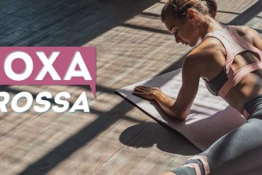 Mulher demonstrando exercício de agachamento para coxas grossas, com a logo BTFIT visível.