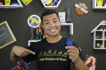 Capa do curso Libras Intensive de Rodrigo Timóteo com material didático detalhado.
