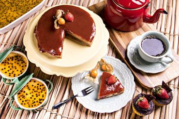 Prato de bolo vegano decorado com frutas vermelhas e folha de hortelã