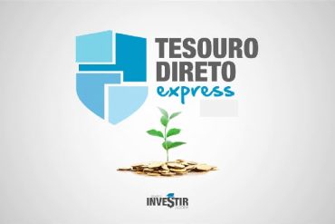 Homem sorrindo e usando um laptop com gráficos de investimento em Tesouro Direto em destaque.