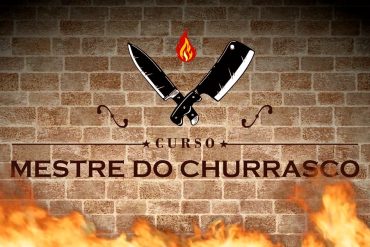 Homem habilidoso grelhando cortes de carne em um churrasco, com fumaça e brasas visíveis.