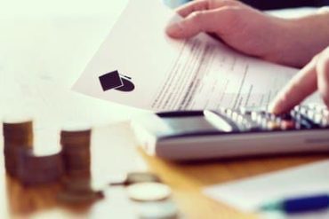 Capa do curso Gestão Financeira de Leonardo Grisotto com ícones de dinheiro e gráficos