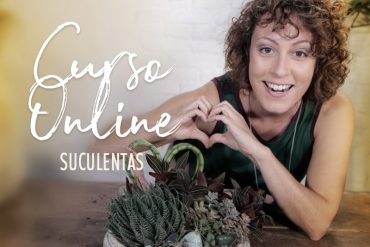 Mulher feliz criando um arranjo de suculentas com cores vibrantes e diversidade de plantas, em uma mesa bem iluminada com ferramentas de jardinagem.