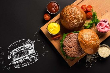 Mulher feliz segurando um hambúrguer artesanal suculento com queijo derretendo