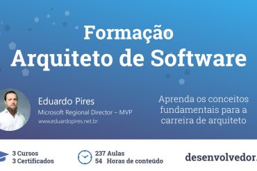 Desenvolvedor de software em frente a um quadro com diagramas complexos de arquitetura de sistemas.