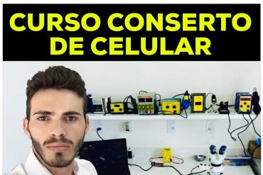 Técnico profissional consertando tela de celular com ferramentas especializadas
