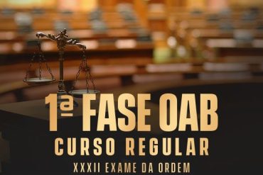 Capa do Curso OAB 1ª Fase XXXII EO Teoria em alta resolução, com detalhes gráficos que remetem ao estudo do Direito e aprovação na OAB.