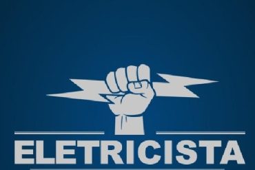 Eletricista profissional com ferramentas e diagramas elétricos
