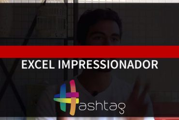 Estudante focado aprendendo Excel com VBA em um notebook moderno, com gráficos de alta performance ao fundo.