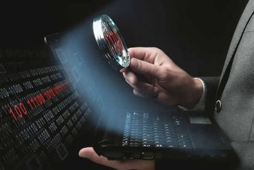 Perito forense computacional analisando dados digitais em laboratório