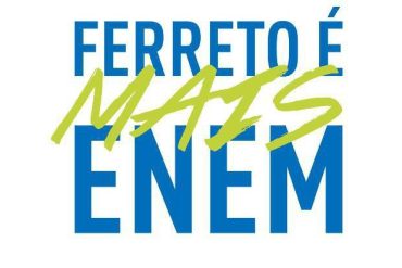 Professor Ferretto ensinando no curso online 9 Semanas ENEM com materiais de estudo organizados.