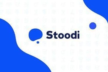 Estudante sorrindo enquanto escreve em um caderno com o logo do Stoodi ao fundo, destacando o curso de redação para o ENEM.