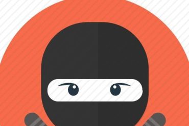 Membro com faixa preta de Ninjutsu executando um movimento evasivo