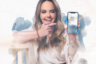 Carol Cantelli apresentando o curso Profissional de Influência, focado em marketing digital e vendas online.