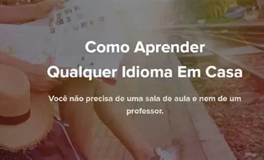 Pessoa aprendendo um novo idioma sozinha em casa com curso online