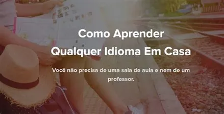 Pessoa aprendendo um novo idioma sozinha em casa com curso online