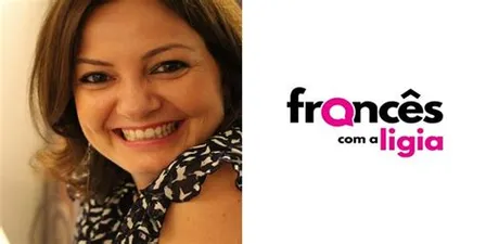 Mulher sorrindo, ensinando francês online com material didático digital