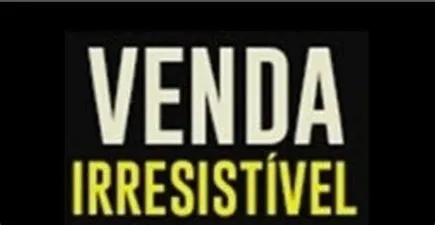Natanael Oliveira, autor do curso Venda Irresistível, sorrindo em um ambiente profissional.