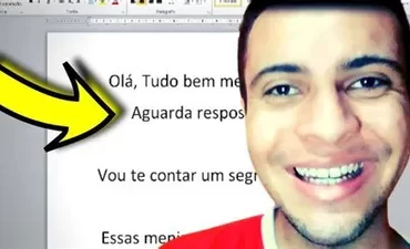 Homem de sucesso usando celular com gráficos de vendas em ascensão, representando o curso Modelos de Copy para WhatsApp