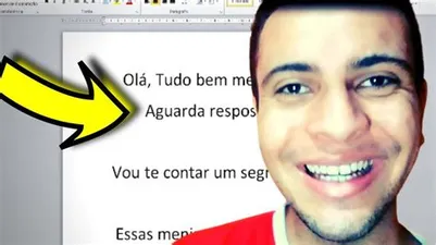 Homem de sucesso usando celular com gráficos de vendas em ascensão, representando o curso Modelos de Copy para WhatsApp