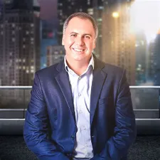 Banner digital do curso Conexão com a Riqueza de Marcos Trombetta com um fundo dourado e símbolos de abundância.