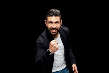 Juliano Torriani ministrando o curso Essencial Metrics com gráficos de performance.