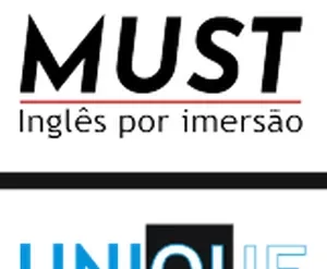 Estudante sorrindo praticando inglês com livro e fones de ouvido