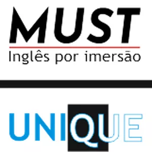 Estudante sorrindo praticando inglês com livro e fones de ouvido