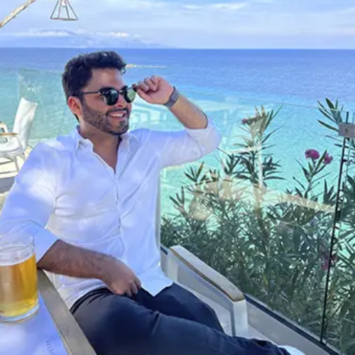 Capa do curso PROFISSÃO EXPERT DIGITAL de Victor Demétrius, mostrando ícones de computador, dinheiro em dólar e sucesso online.