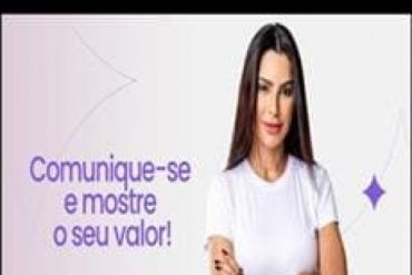 Cintia Chagas ministrando palestra sobre comunicação e valorização profissional com foco em download do curso Comunique-se