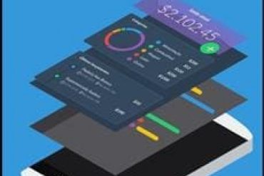 Desenvolvedor codificando aplicativo React Native em tela de laptop com ícones de Android e iOS ao lado